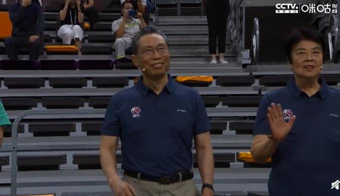 姚明为钟南山赠送球衣视频回顾:高清画面见证感人瞬间
