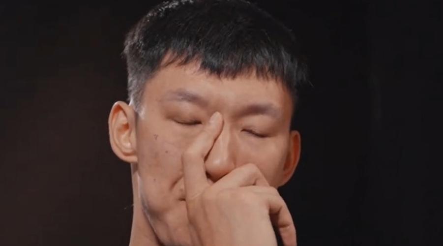 周琦搞笑视频合集!球迷必看的五大爆笑瞬间