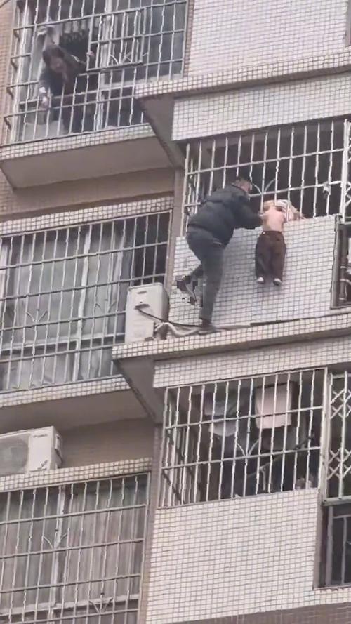 惊呆!女友爬护栏被挂住悬空,正确救援这样做!