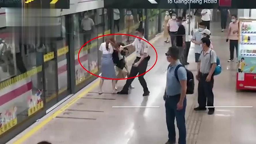 西安地铁保安女子谁对谁错？(争议点深层剖析全解答)