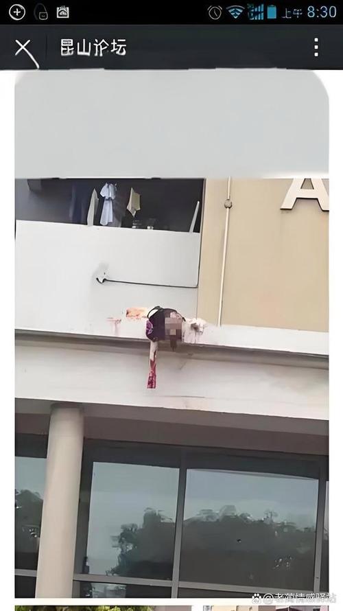 惊呆!女友爬护栏被挂住悬空,正确救援这样做!