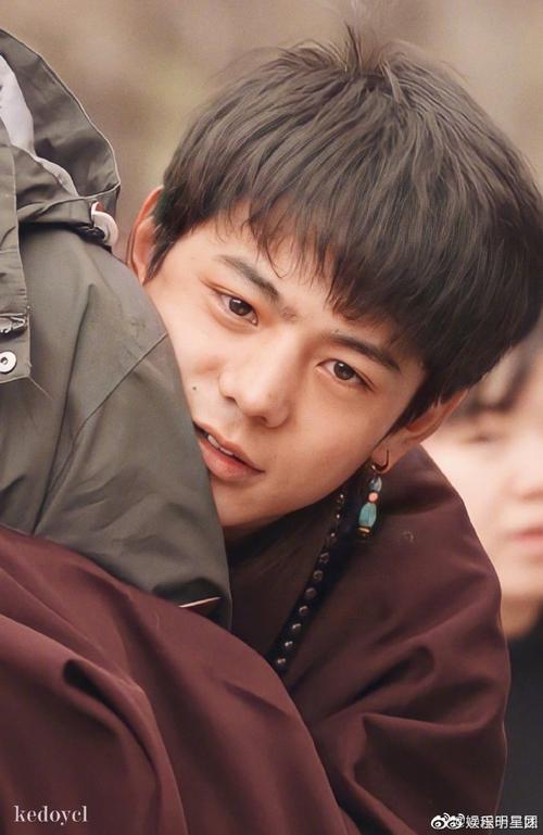 丁真和老板合照有故事感太动人！五张同款意境照教学