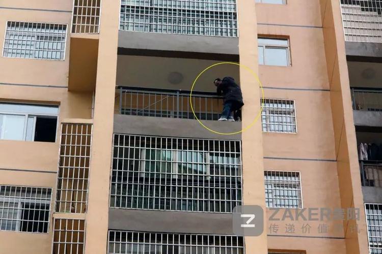 惊呆!女友爬护栏被挂住悬空,正确救援这样做!