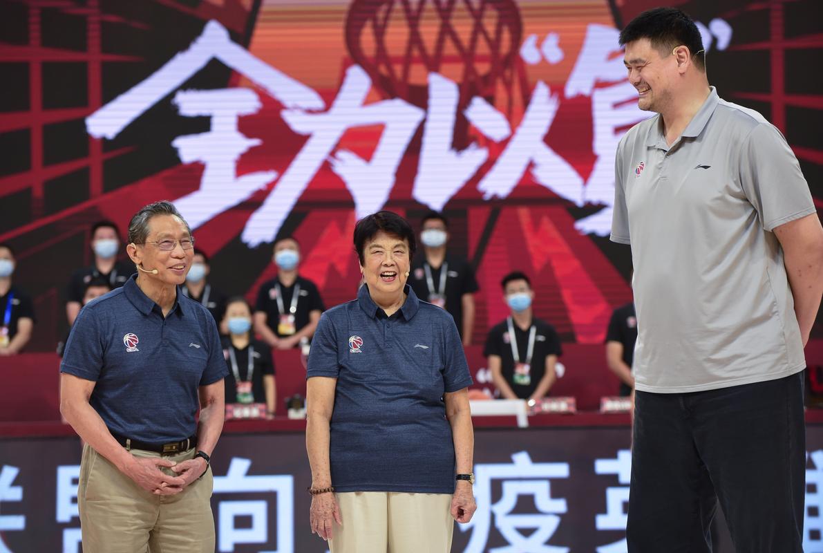 姚明为钟南山赠送球衣视频回顾:高清画面见证感人瞬间