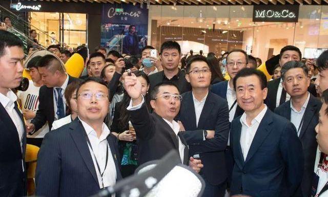 马化腾王健林逛街事件怎么看？轻松读懂大佬互动故事！