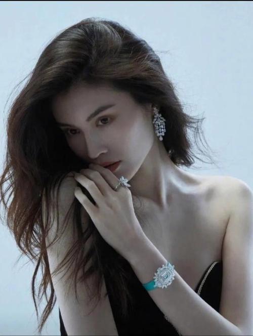 陈伟霆何穗疑恋情曝光后首现身 同场互动藏玄机