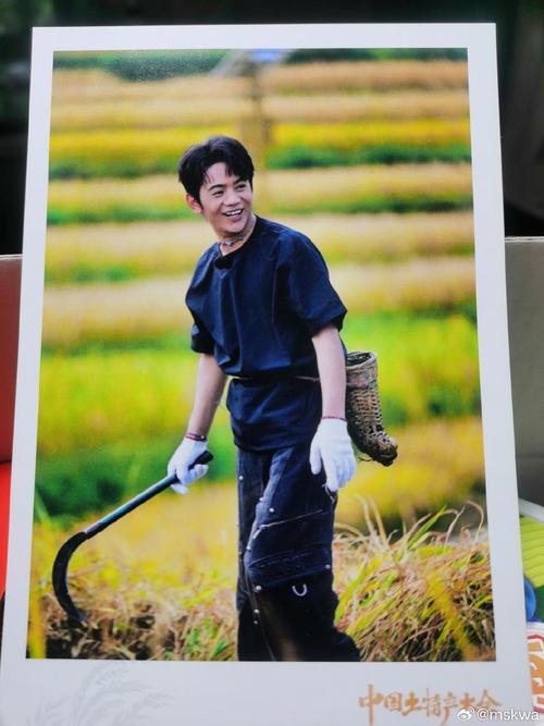 丁真和老板合照有故事感太动人！五张同款意境照教学