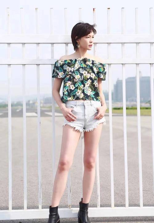 李艾素颜看出真实状态？四十岁这皮肤太能打