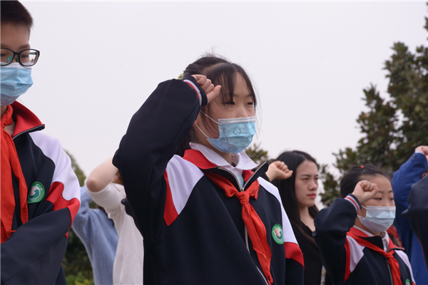 默哀照片如何拍得端庄？得体姿势三要点教学