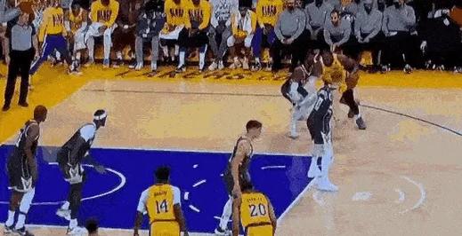 詹姆斯总走步?回顾NBA五大争议瞬间附动图分析