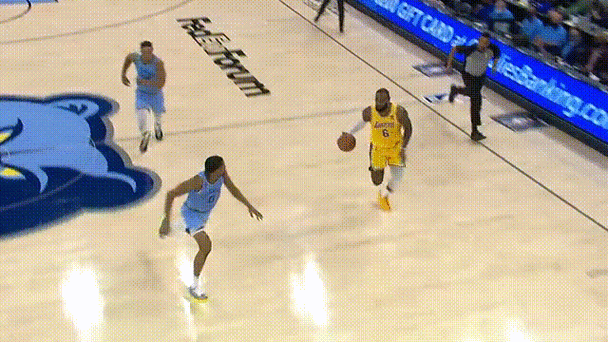 詹姆斯总走步?回顾NBA五大争议瞬间附动图分析