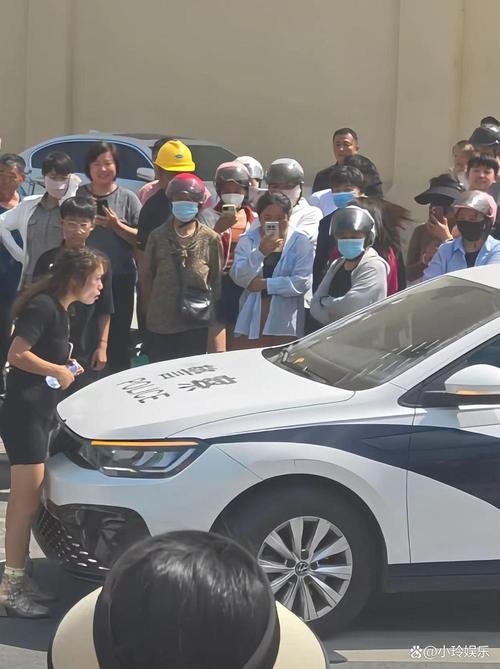 女子狂砸9辆车后让男友赔原因何在？真相揭秘让人震惊！